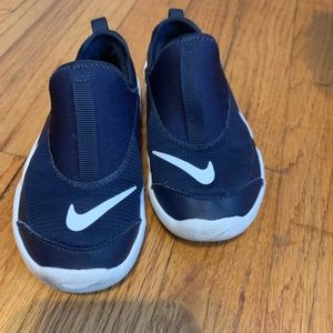 Nike size 9 lightweight slide on sneakers